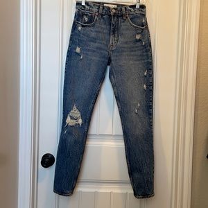Ambercrombie The Skinny Highrise, Size 26/2R, Med Ripped Wash, built in Stretch